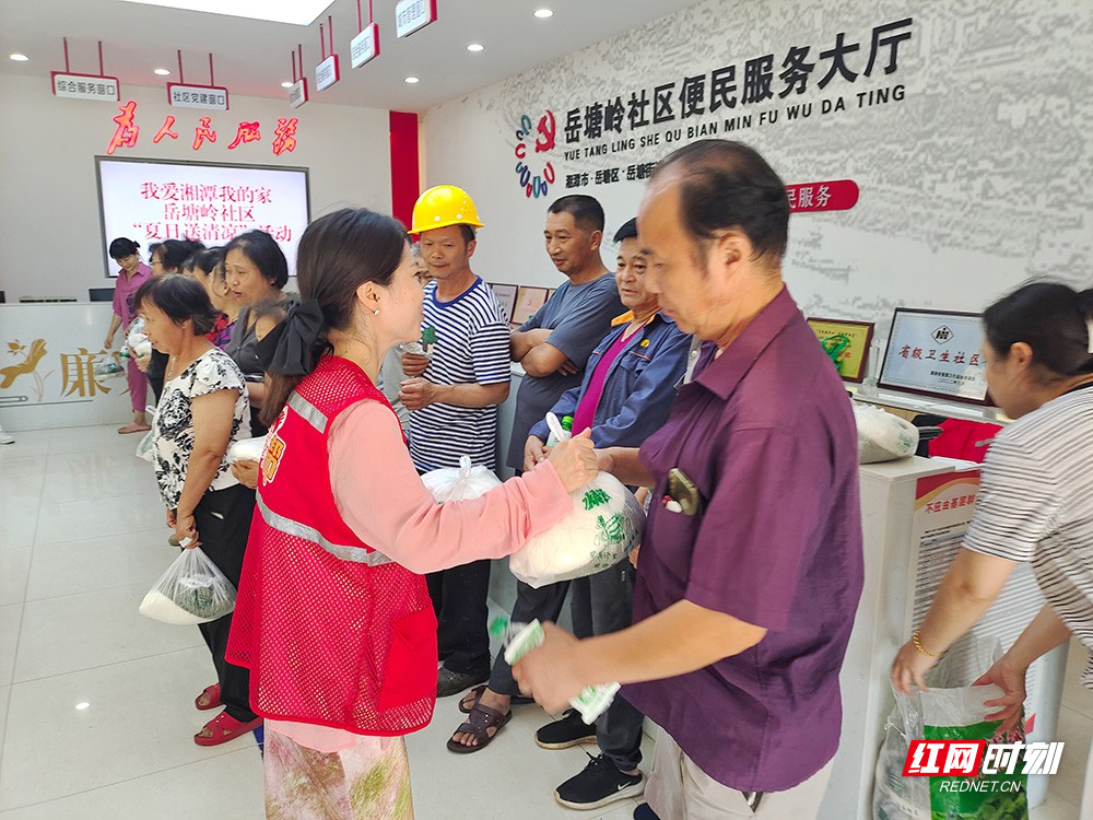 岳塘街头“爱心冰箱”上线 为户外劳动者送清凉