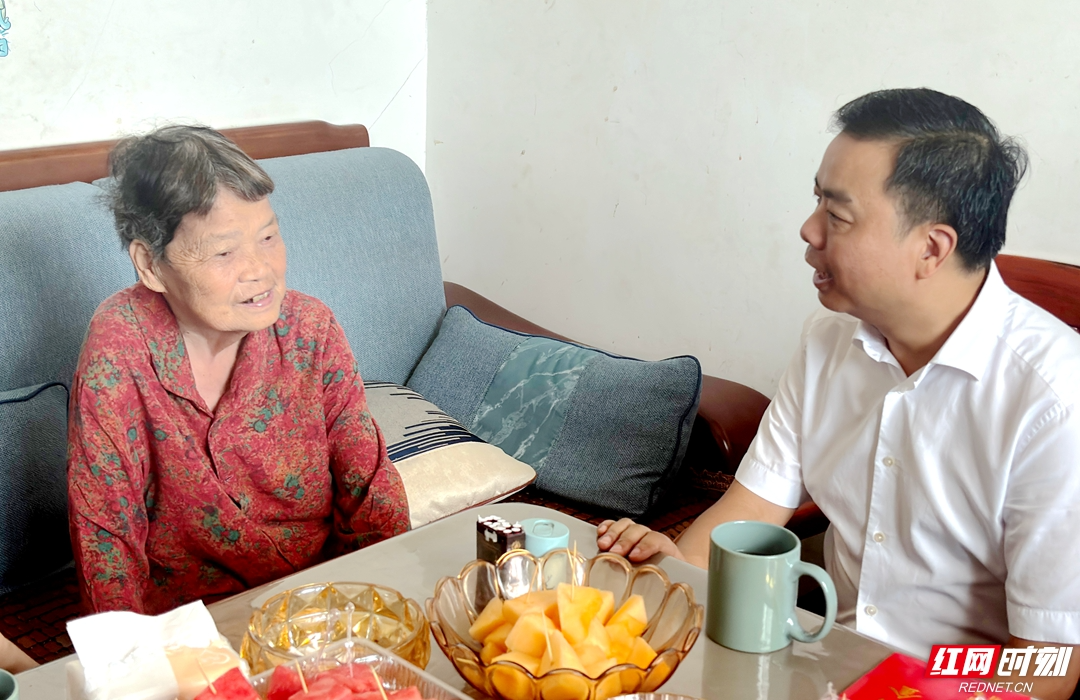 致敬老兵｜湘潭市领导吴志雄率队走访慰问现役军人家属代表