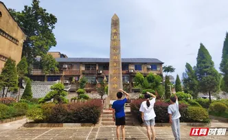 视频丨不忘历史 湘潭市民自发到抗日阵亡将士纪念碑前缅怀先辈