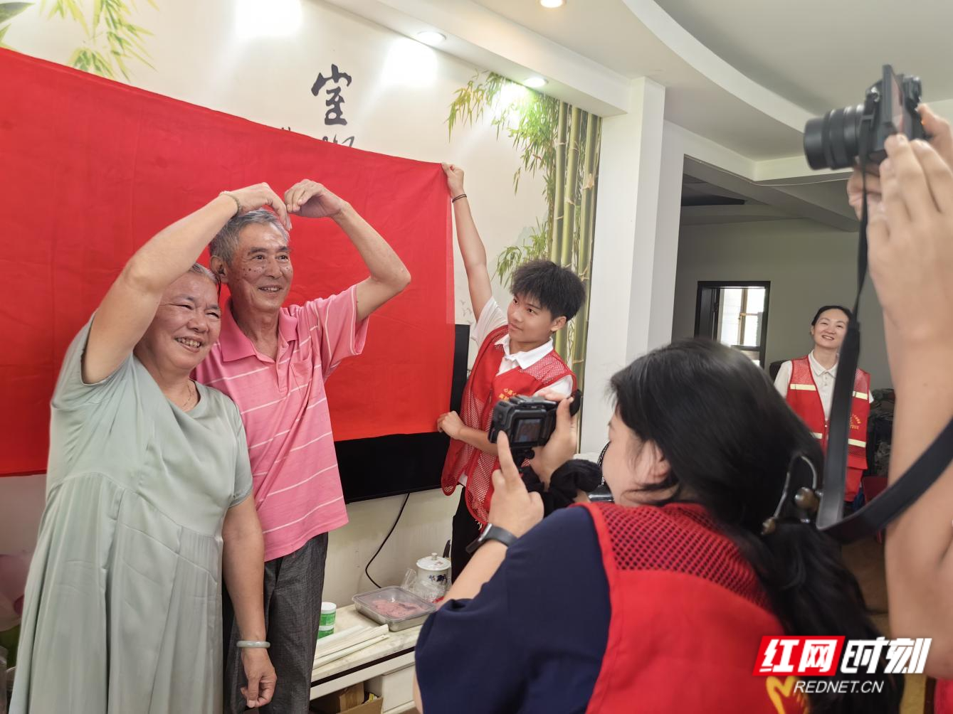 湘潭：定格美好时光 公益摄影活动“拍”进桃源路社区