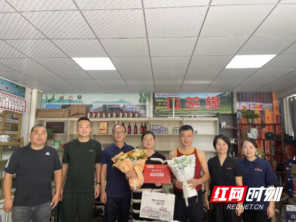 双拥奔赴 湘潭理工学院为军属新生送上录取通知书