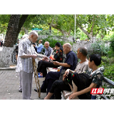 视频 | 匣子里飞出省级非遗 两位老人数十载勤耕“药田”不辍