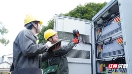 文旅火热背后的坚守——国网保电不歇 守护灯火璀璨