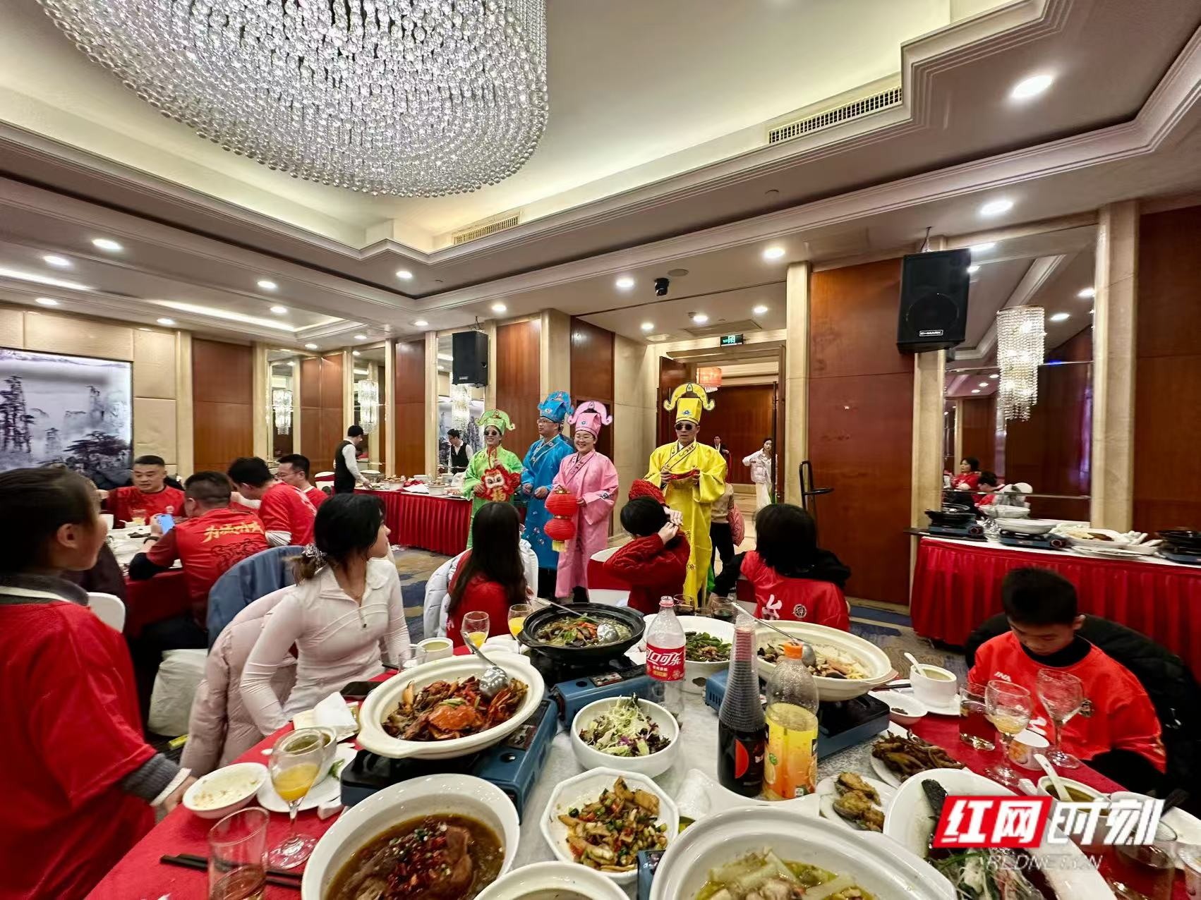 新春走基层｜酒店包厢里的团圆夜：长沙家庭的新年味