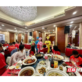 新春走基层|酒店包厢里的团圆夜:长沙家庭的新年味