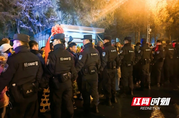 民警维护景点秩序_副本.jpg