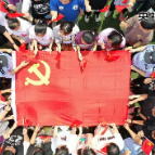 央视快评丨在党的旗帜下团结成“一块坚硬的钢铁”