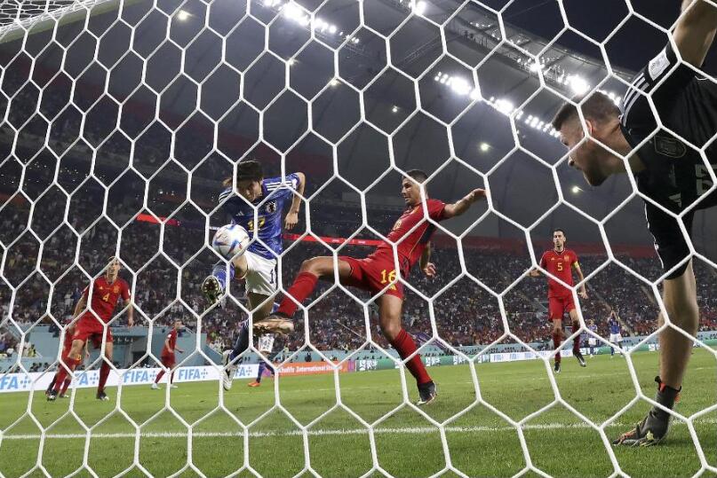 日本队球员田中碧（左）在比赛中射门得分。新华社记者 曹灿 摄.jpg