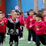 万人说新疆丨彩色校园里，孩子们快乐成长