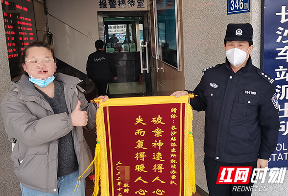 候车时有人紧贴着你？当心，可能被小偷盯上了