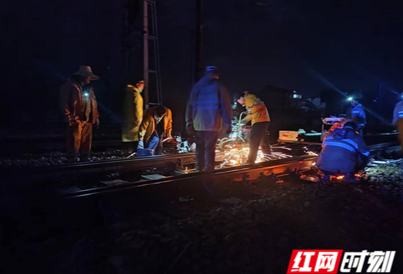 小年夜在铁路大动脉上感受冷雨交加的紧急抢修