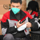 坚守，为了更美好的团圆——深圳快递外卖小哥除夕跑单记