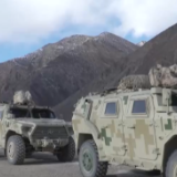 过年 | 爬雪山、攀岩壁、蹚冰河 官兵踏上风雪巡逻路