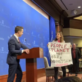 美参议员演讲遭打断，抗议者喊“中国不是我们的敌人，气候危机才是”