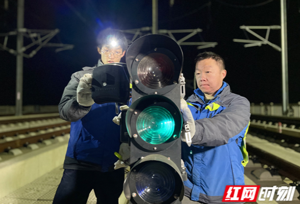 探访渝厦高铁“守夜人”：保障返程高峰平安有序