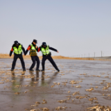 “巡线三兄弟”用双脚丈量塔克拉玛干沙漠