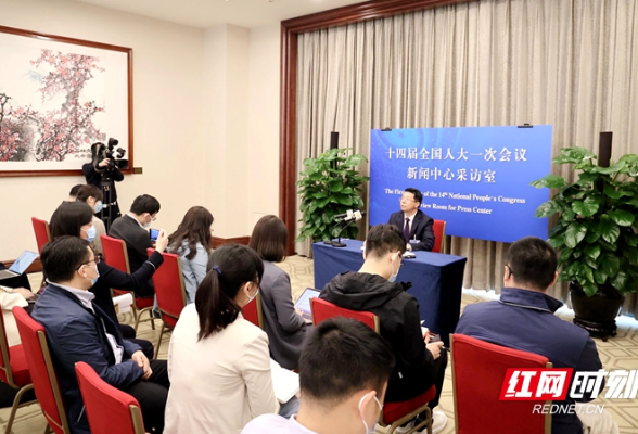 湖南代表团新闻发言人在驻地举行首场新闻发布