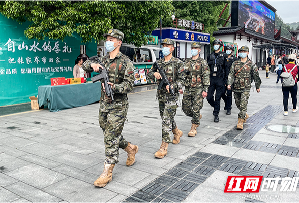 假期旅游市场火爆 武警张家界支队加强执勤力量守护“国际张”