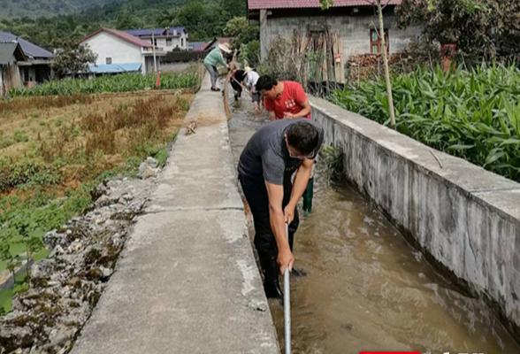 永顺县五寨村干群合力整修水渠