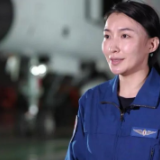“飞豹”战机前舱无女飞？她改写了历史！