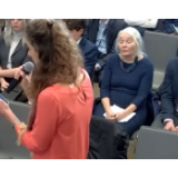 不要再针对中国！女记者质问美国智库“为什么不把钱花在真正的敌人身上”