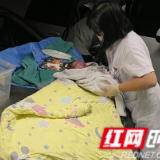 紧急!私家车秒变“临时产房”,医护火速救援
