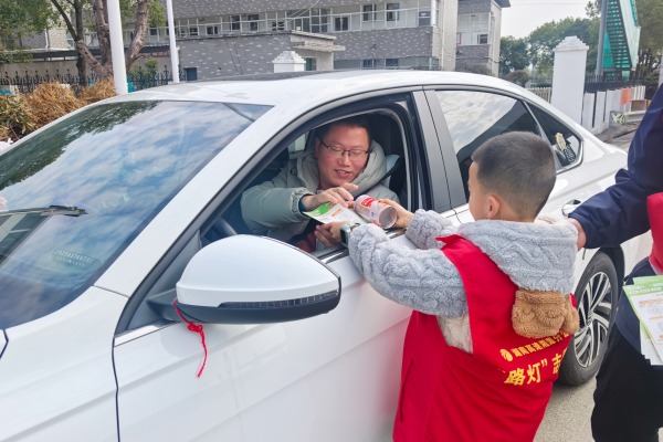 已调整 大小“路灯”齐上阵，携手照亮春运路_副本.png