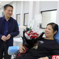 141次！5.7万毫升！她用最后一次献血迎接60岁生日