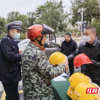 宜章县：4000顶安全头盔免费送，安全出行从“头”开始