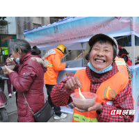 安仁街头：“腊八粥”送出浓浓暖意