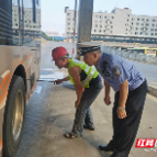 迎研学 助高考 | 桂阳交警对接送学生客运车辆“体检”