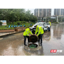 突降暴雨 资兴交警紧急排除险情