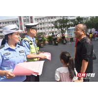 开学首日 安仁县交警大队开启“护学”模式