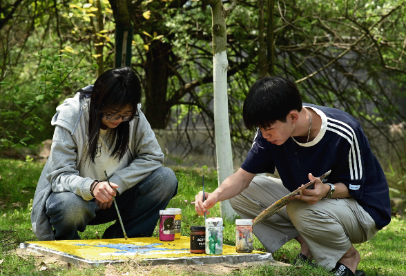 南华大学师生携手打造创意井盖微景 绘就校园风景线