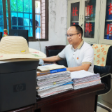 “草帽书记”的“一天”