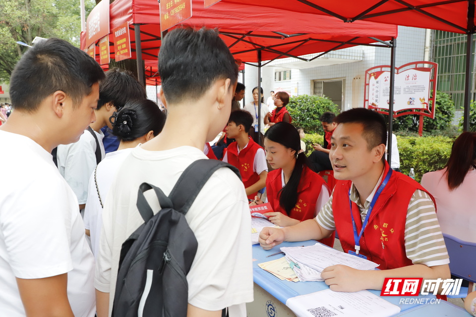 红网时刻新闻8月22日讯（通讯员 谢东升）8月21日至22日，衡阳技师学院校园内洋溢着蓬勃朝气，2025级四千余名新生怀揣对技能成才的憧憬与期待，正式踏入校园，开启人生新篇章。学院以周密的安排、暖心的服务，为新生及家长打造了一场高效、有序、温馨的入学体验。