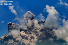 印尼中爪哇省默拉皮火山喷发