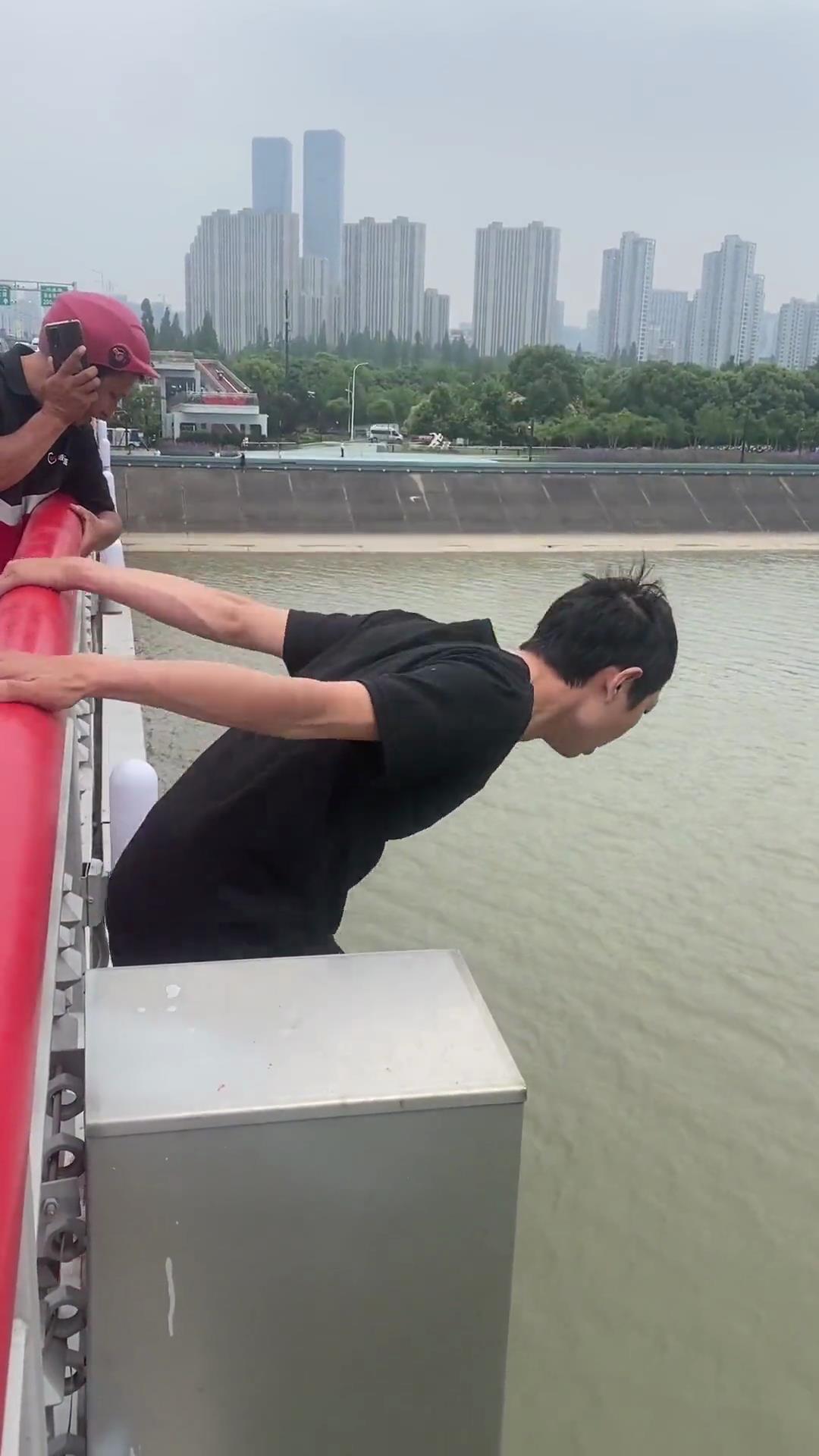 女子落入钱塘江 外卖小哥从桥上一跃而下 跳江救人! - 红视频