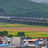 镜头记录下高铁超越火车的画面，超震撼！网友：高铁引领中国速度，普铁彰显中国温度，都只管一路向前吧！