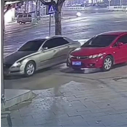  男子为躲避交警漂移停车