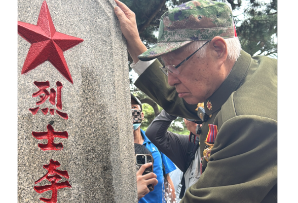 满头白发的90岁抗美援朝老兵千里看望湖南籍战友 用手细心地擦拭墓碑