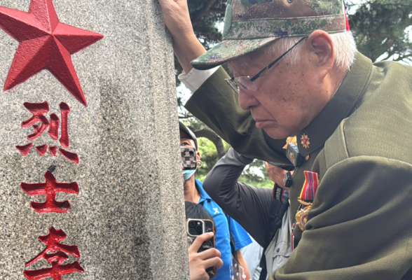 90岁战友跨越千里来看望湖南籍烈士：“您为之奋斗的祖国已经和平昌盛了。”