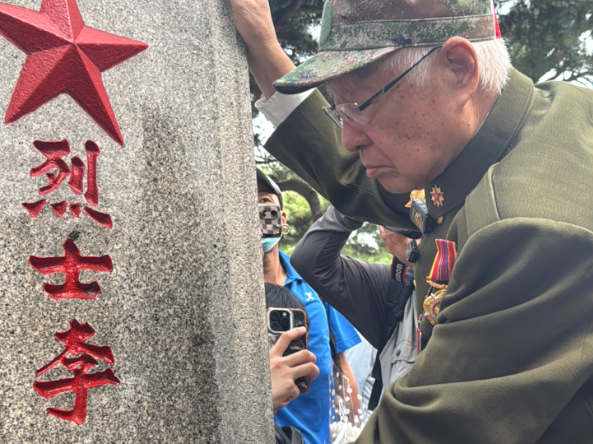 90岁老兵告诉牺牲的湖南籍战友：天上飞的、地下跑的 现在咱们的武器全是自己造的！