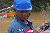 强降雨致河水暴涨，沿岸电力设施受损，电力工人现场抢修时，表情都变得凝重了！