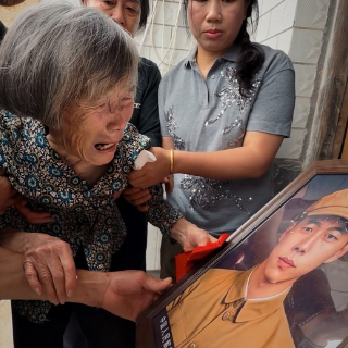 时隔73年 93岁的妻子与20岁的丈夫终于“相见”
