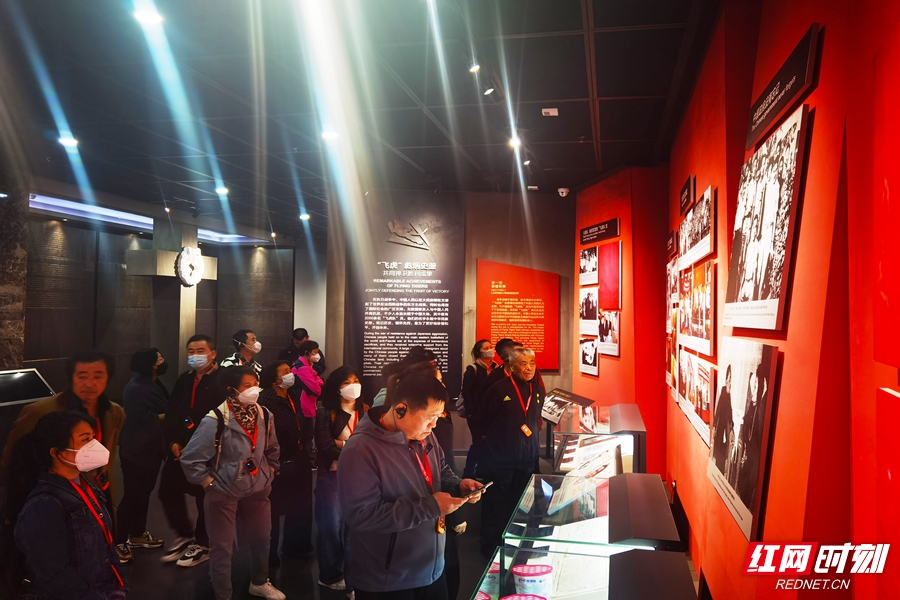东北游客参观飞虎队纪念馆.jpg