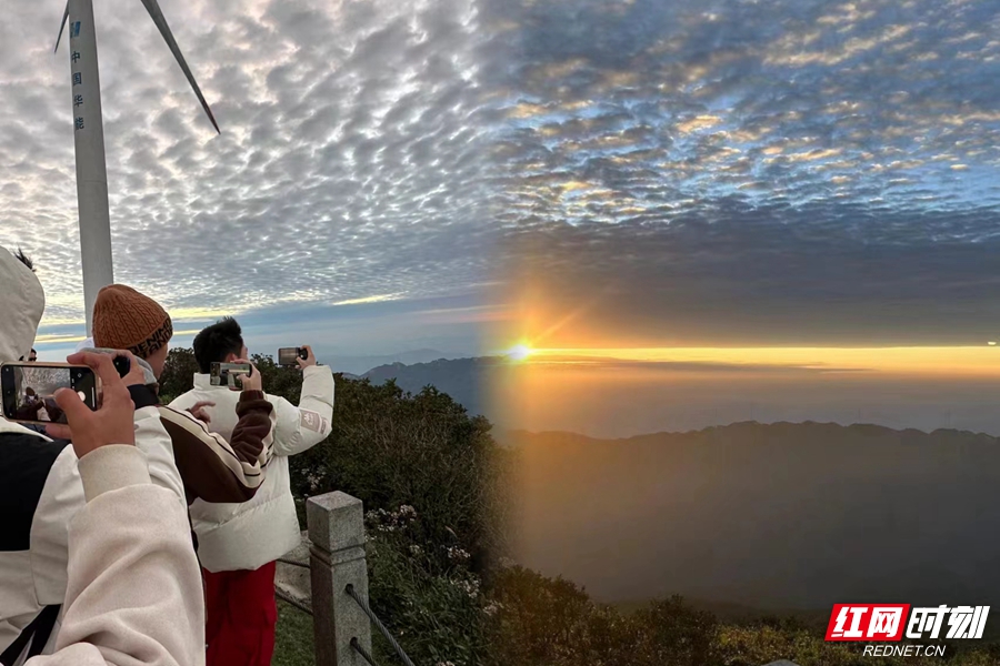 10月4日上午，游客赶早在雪峰山森林公园主峰苏宝顶拍日出。唐平安 摄_副本.jpg