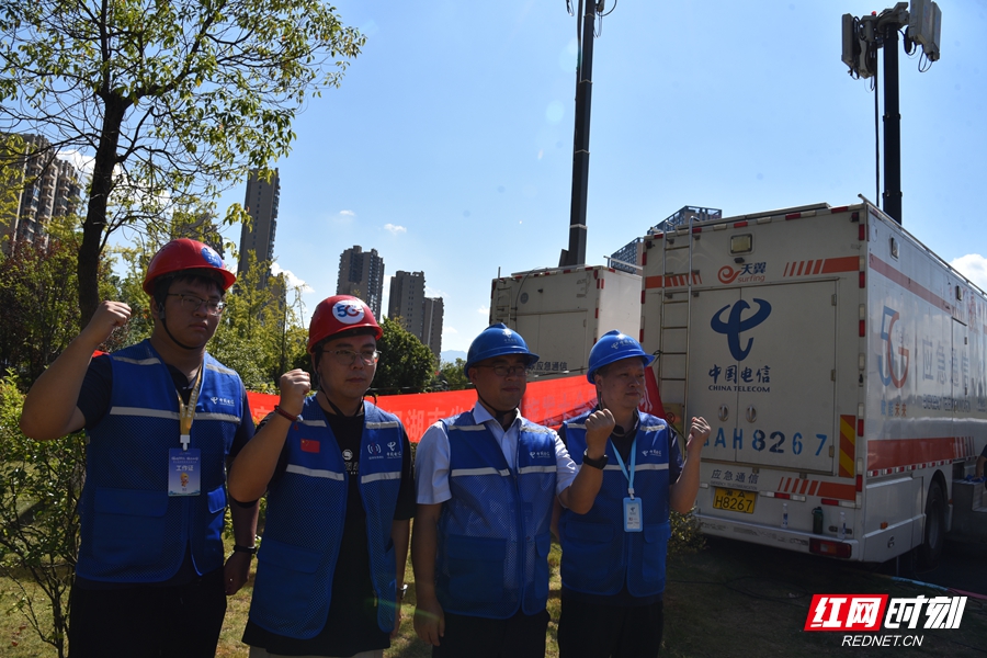 图片说明：中国电信怀化分公司应急保障团队始终践行“以人民为中心”，时刻将保障通信畅通放在首位。.JPG