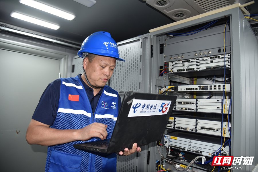 图片说明：中国电信怀化分公司应急通信技术骨干在应急通信车上开展云网检测与优化工作.JPG