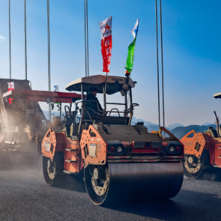 组图丨洞庭溪沅水特大桥进行桥面摊铺